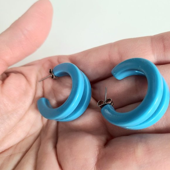 Blue plastic acrylic double loop earrings. - Picture 6 of 8